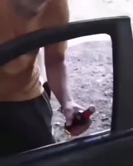 así se abre una botella con el cristal del coche Meme subido por