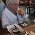 Una abuela de 94 prueba Cerveza artesanal por primera vez.