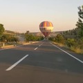 un globo en medio de la carretera