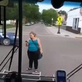 Tribufu espancando ônibus inocente