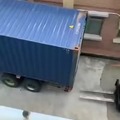 Levantando el camión para ayudarlo a girar