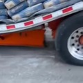 camión no aguantó el peso de los sacos de cemento