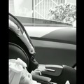 Una influencer presenta a su hija recién nacida a la abuela a través de la ventanilla del coche