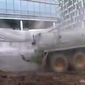 Camión de mierda contra uno tipo agua