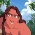 Si prestan atención verán que cuando sujeta jane sigue agarrándose de la liana por ende Tarzan es capaz de columpiarse usando sus nalgas