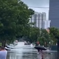 coche deportivo atravesando calle inundada