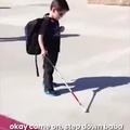 Niño ciego y valiente pasa su primer bordillo y sus padres le animan :)