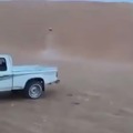 Apagando un coche en llamas en el desierto