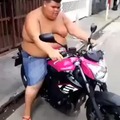 Jajaja XD, un jugador de LOL en una moto