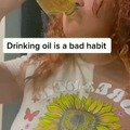 Dice "Tomar aceite es un mal hábito" mientras se toma una botella de aceite