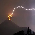 Volcán en erupción atrayendo rayos