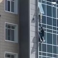 hombre salva a niño de la caida de un balcón. Héroe