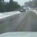 La policía echandose unas bolas de nieve