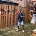 jugando a la piñata