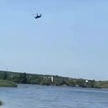 Helicóptero de combate evitando accidente