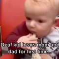 Niño sordo escucha a sus padres por primera vez