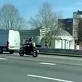 Moto vs furgoneta en carretera y en gasolinera