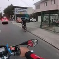 Usuário de memedroid andando de moto