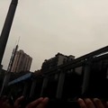 China 2024 pasando trenes por edificios