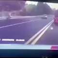 un idiota en la carretera pillado
