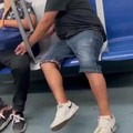 le roba mientras duerme en el metro