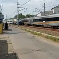 tren arrastrando un coche
