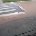 Chuva roubando asfalto