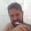 Carioca escovando os dentes