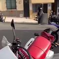 Bajando de la moto a la vez