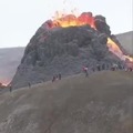 Touristes se tenant trop près d’un volcan en Islande