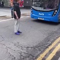 puntería perfecta para quitar de en medio a este hombre que se ponía en medio de un autbús