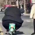 Obesos en motos enanas