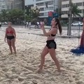 el futbol y el ping pong unidos para hacer el juego definitivo en la playa
