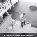 Esa silla casi lo mata